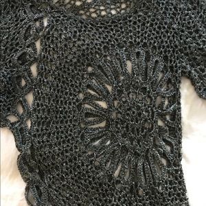 Crochet asymmetrical top: metallic gray.